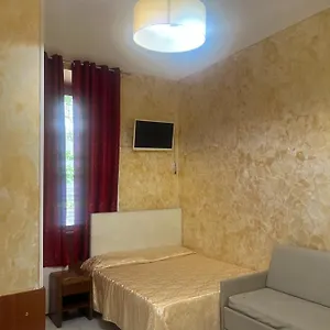 https://termini-golden-house.it-romehotels.com